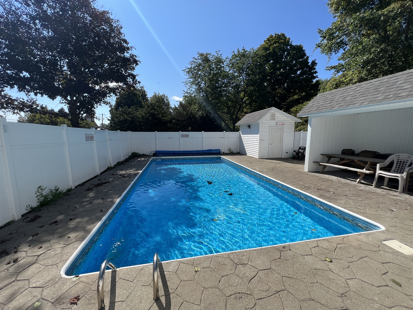 Pool shared w/ cabin & Sunnyside apts.