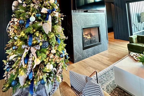 ✨ Holiday magic meets cabin luxury. Our tree is up, the lights are glowing, and the season officially feels alive in Hochatown. ❄️🌲