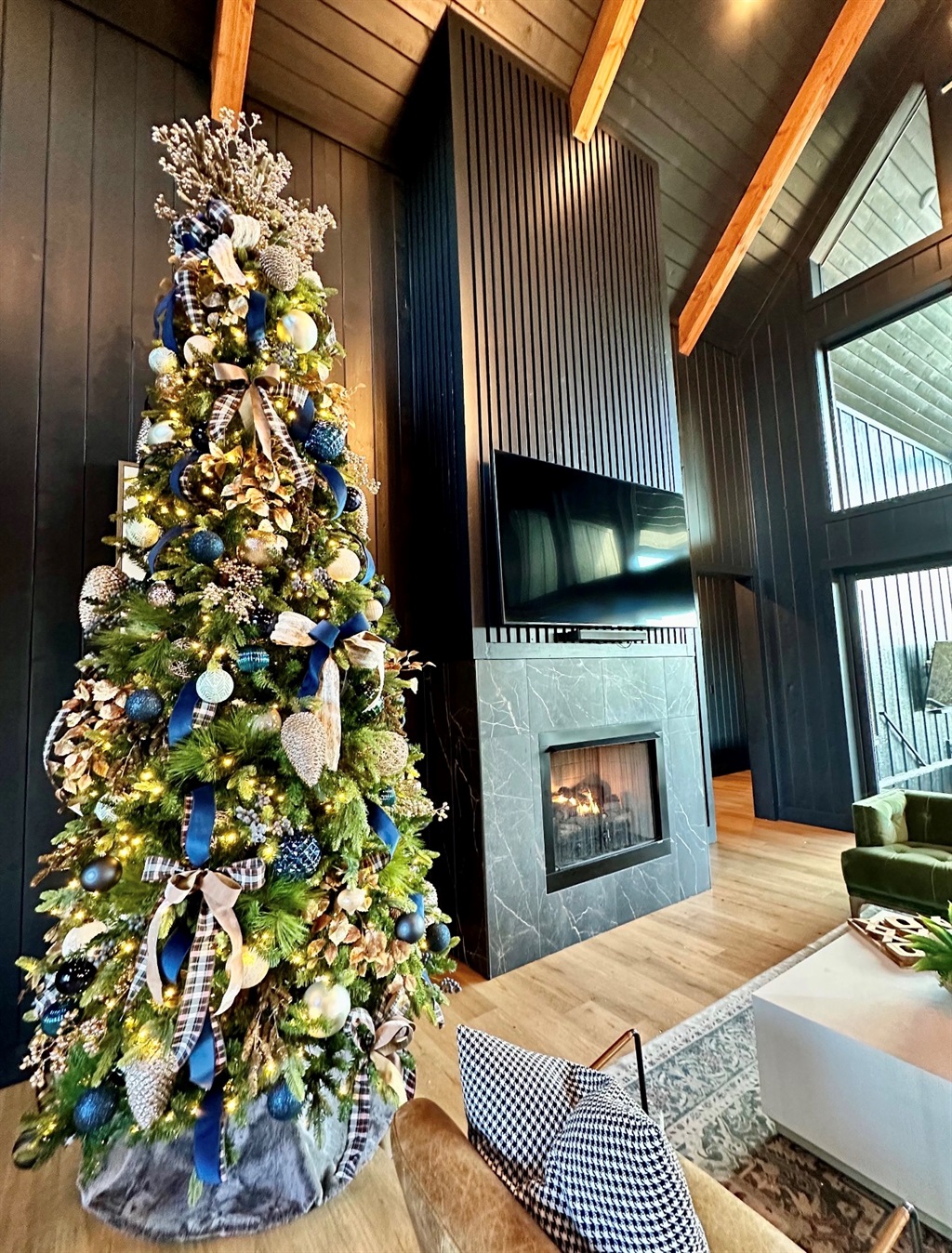 ✨ Holiday magic meets cabin luxury. Our tree is up, the lights are glowing, and the season officially feels alive in Hochatown. ❄️🌲