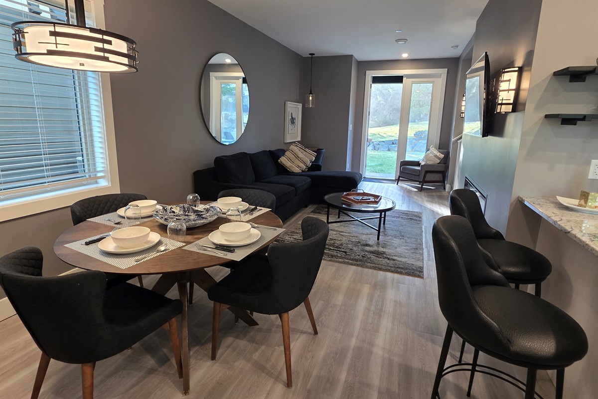 Gorgeous dining room.
Seats 6  with bar seating.