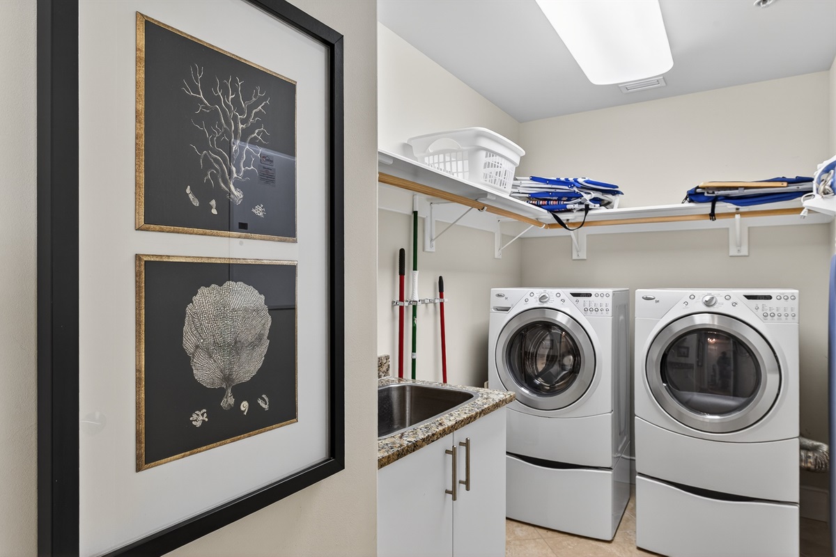 Laundry room, full size washer / dryer