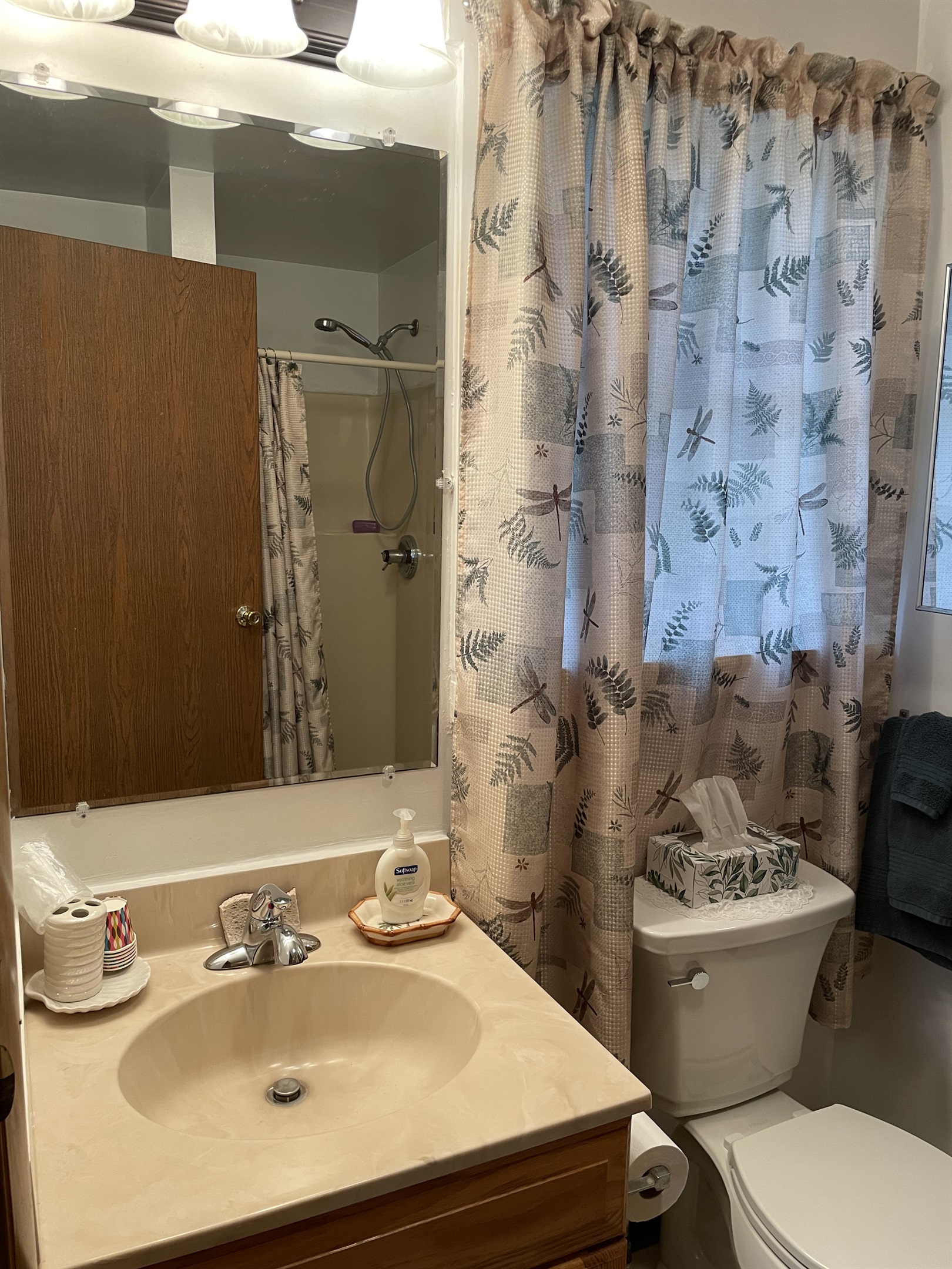 Bathroom w/ shower ensuite