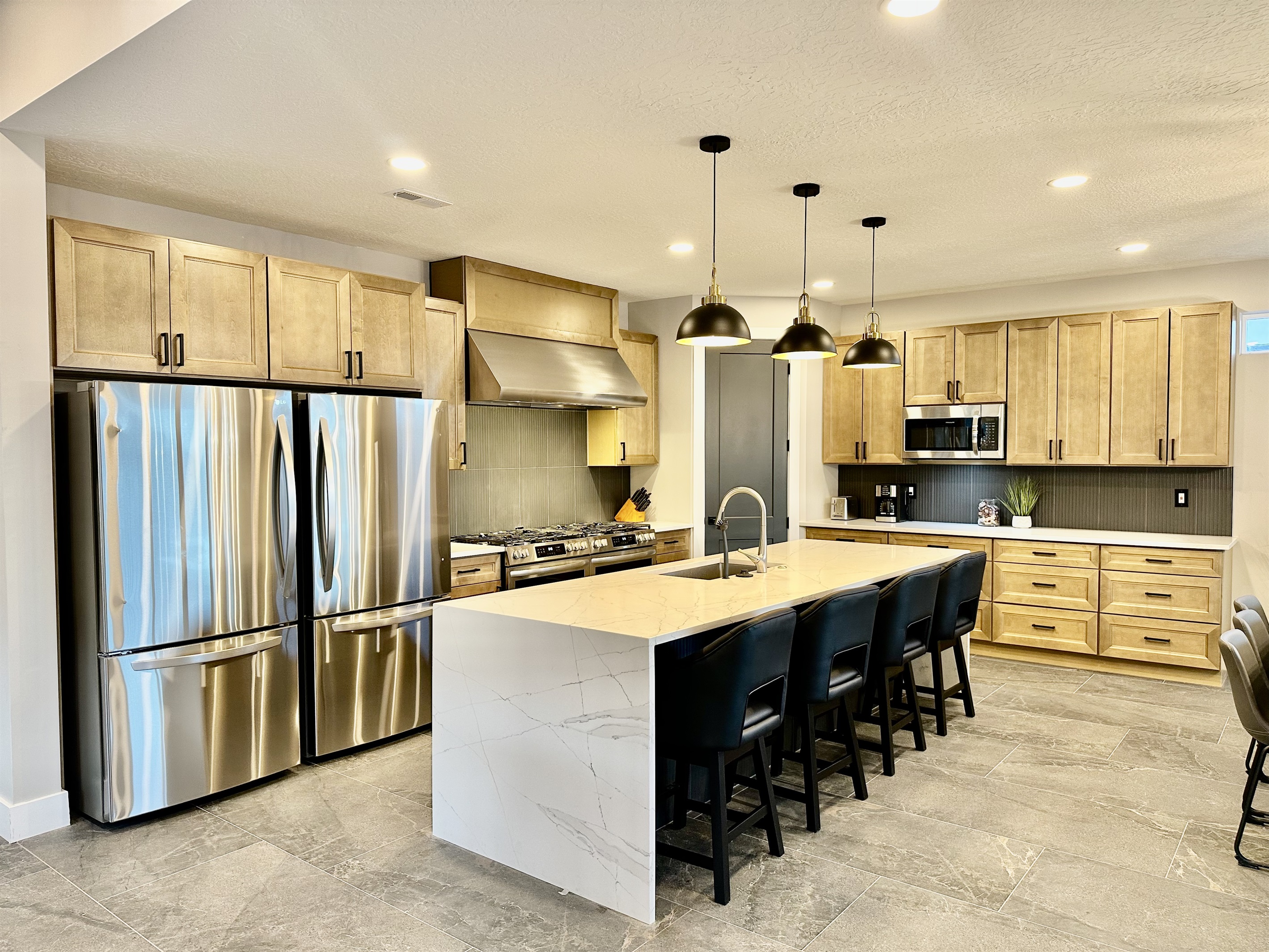 2 - Gourmet Kitchen
