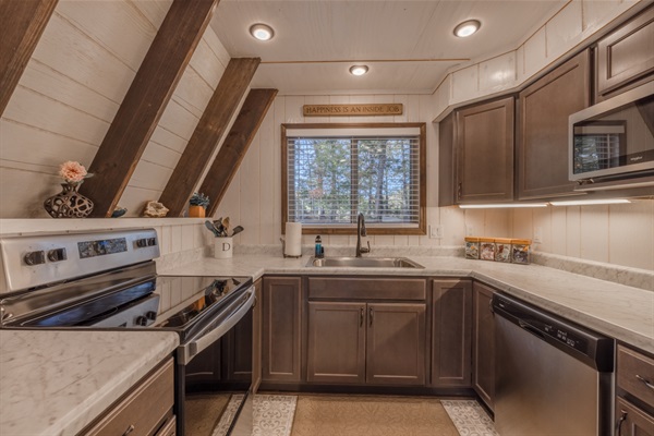 Kitchen with all appliances