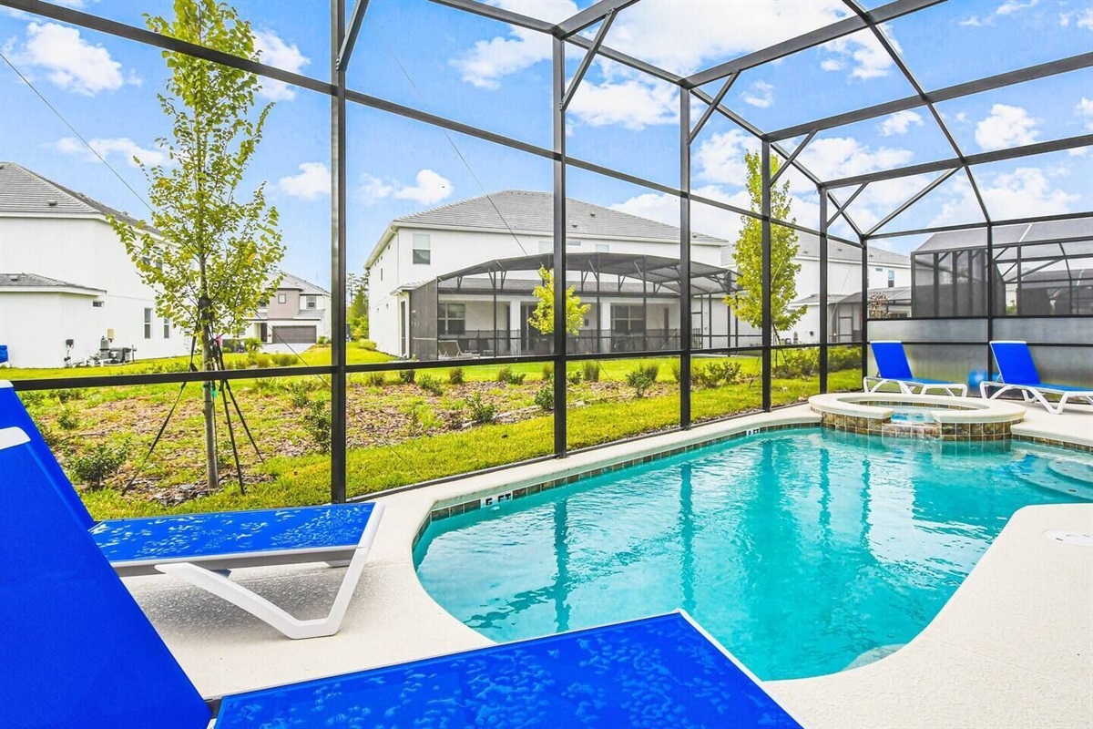 Incredibly spacious pool and hot tub