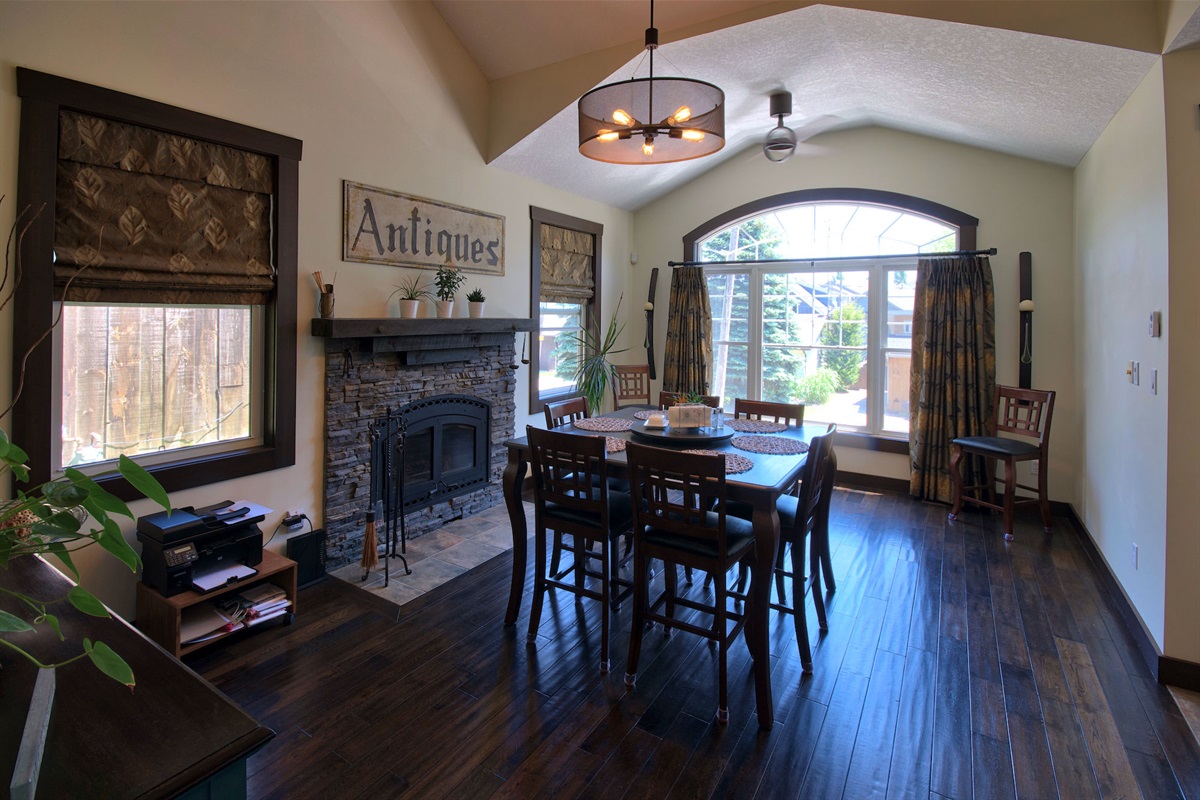 42044e2eead744109a6f1e934dd3e563 Large