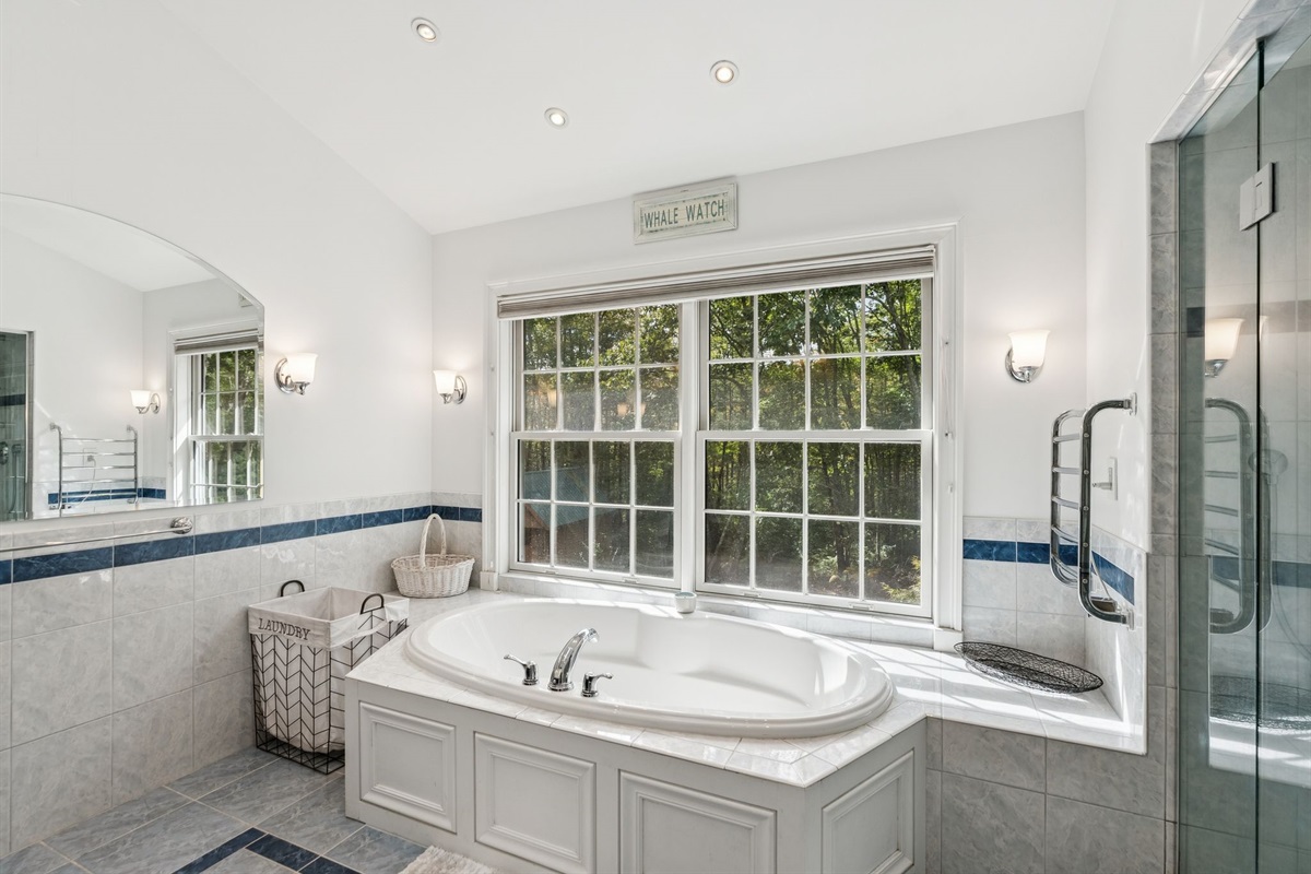 Full bath en-suite Bedroom #2