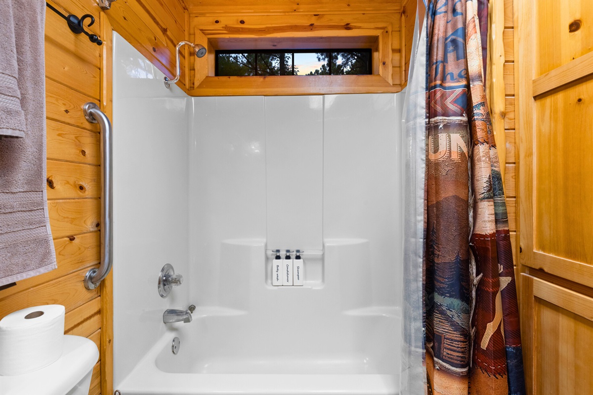 Tub/shower combo in second bathroom