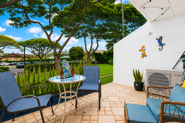 Outdoor dining on the lanai