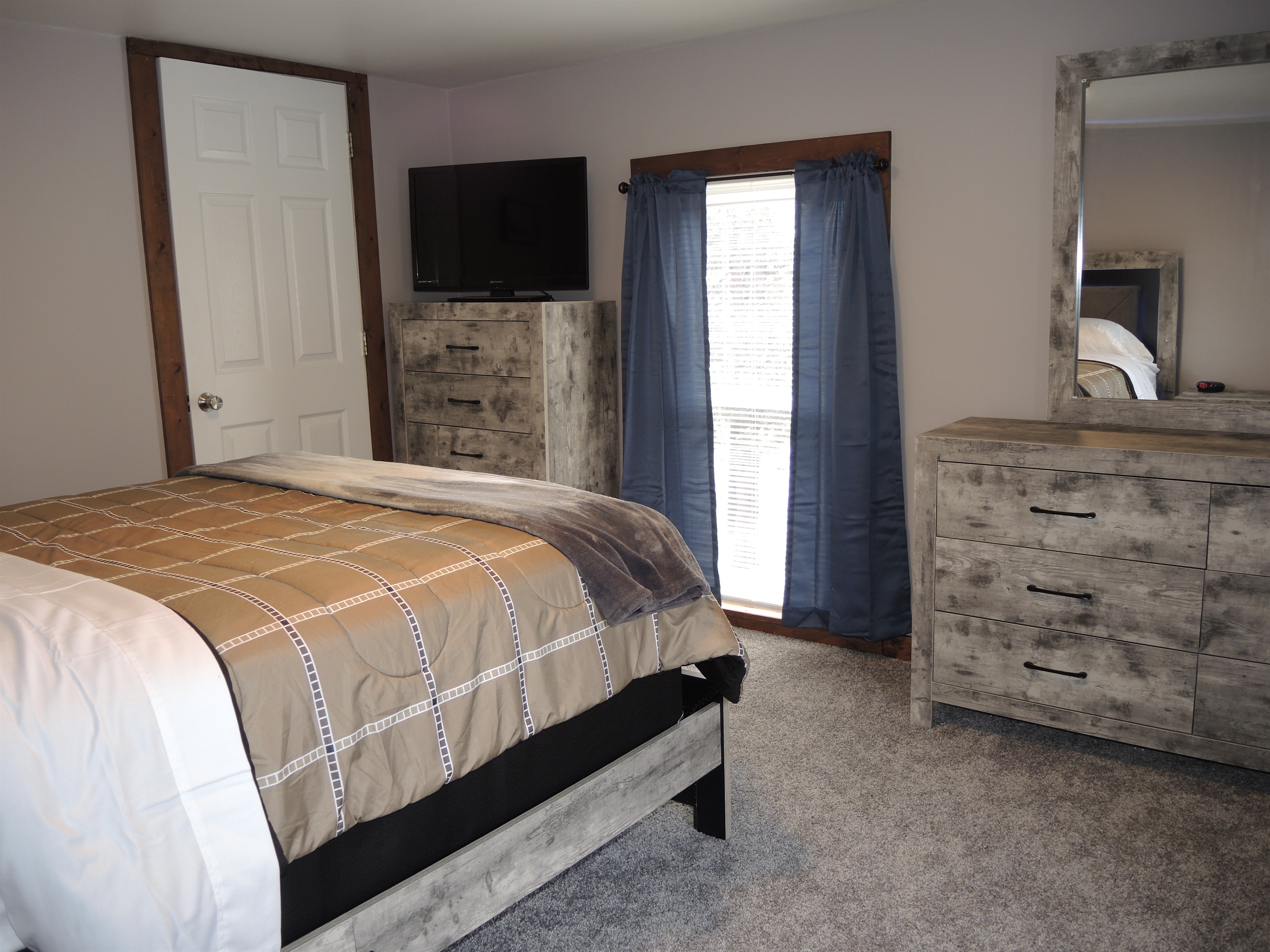 2nd floor queen bedroom w/ TV