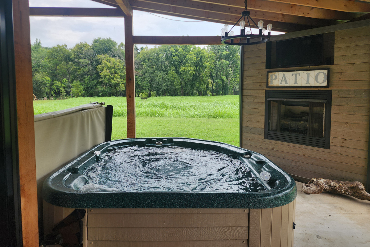 Hot tub, fireplace and tv