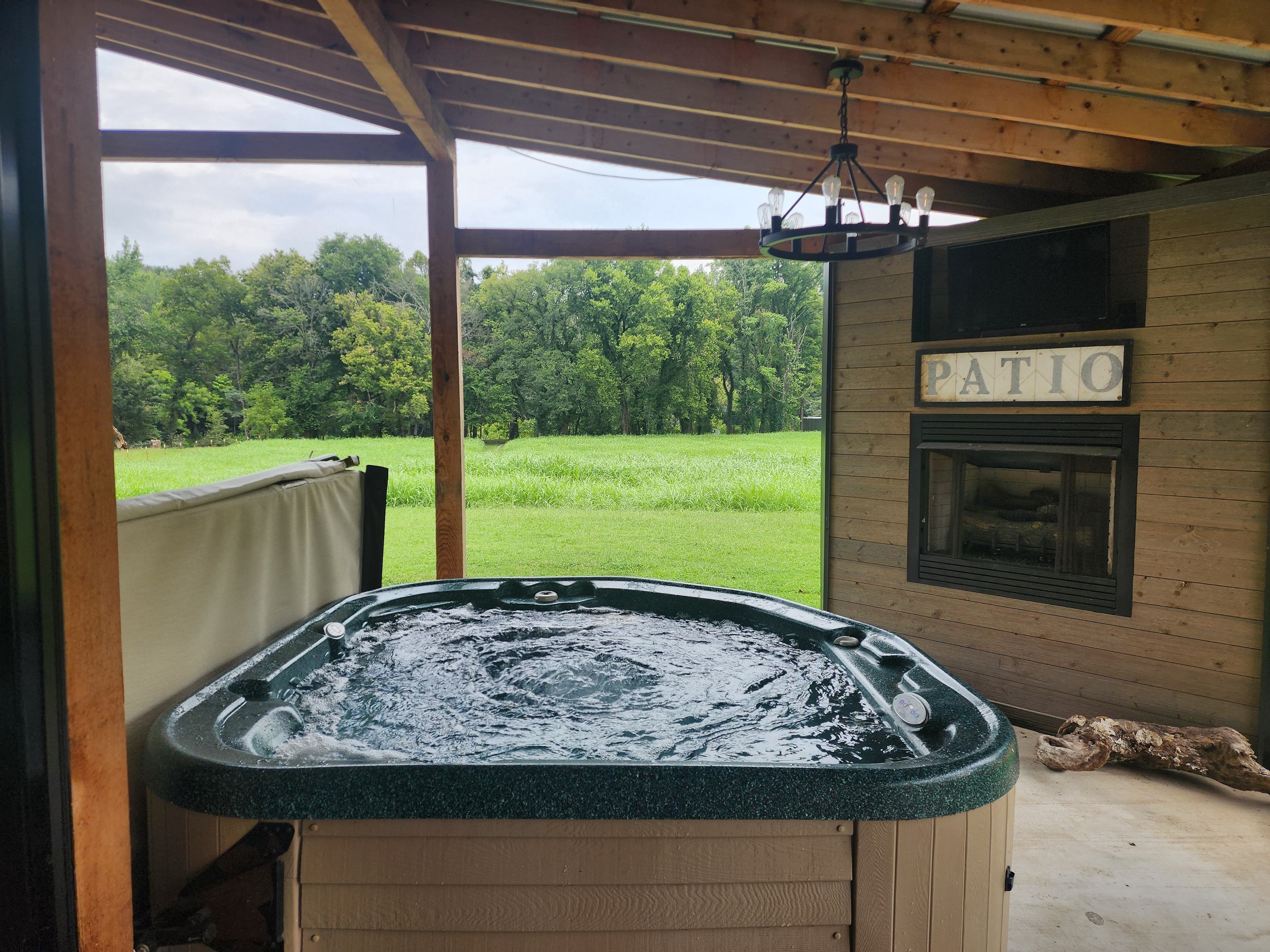 Hot tub, fireplace and tv