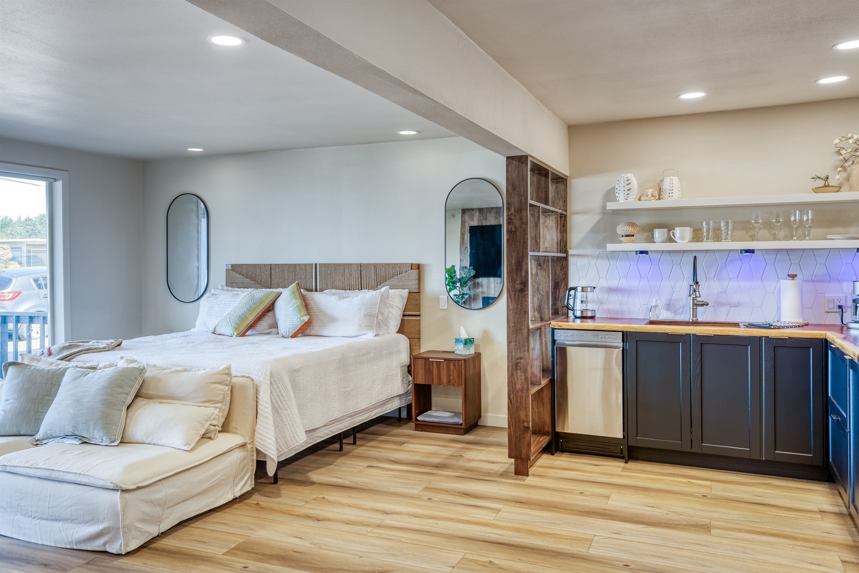 Kitchenette with Dishwasher