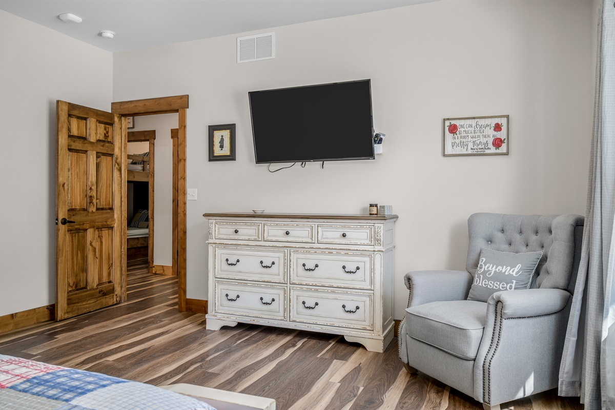 Anne Shirley room. King and queen bedrooms have 50" smart TVs.