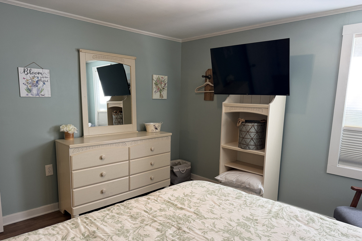 1st Floor Queen bedroom #2
