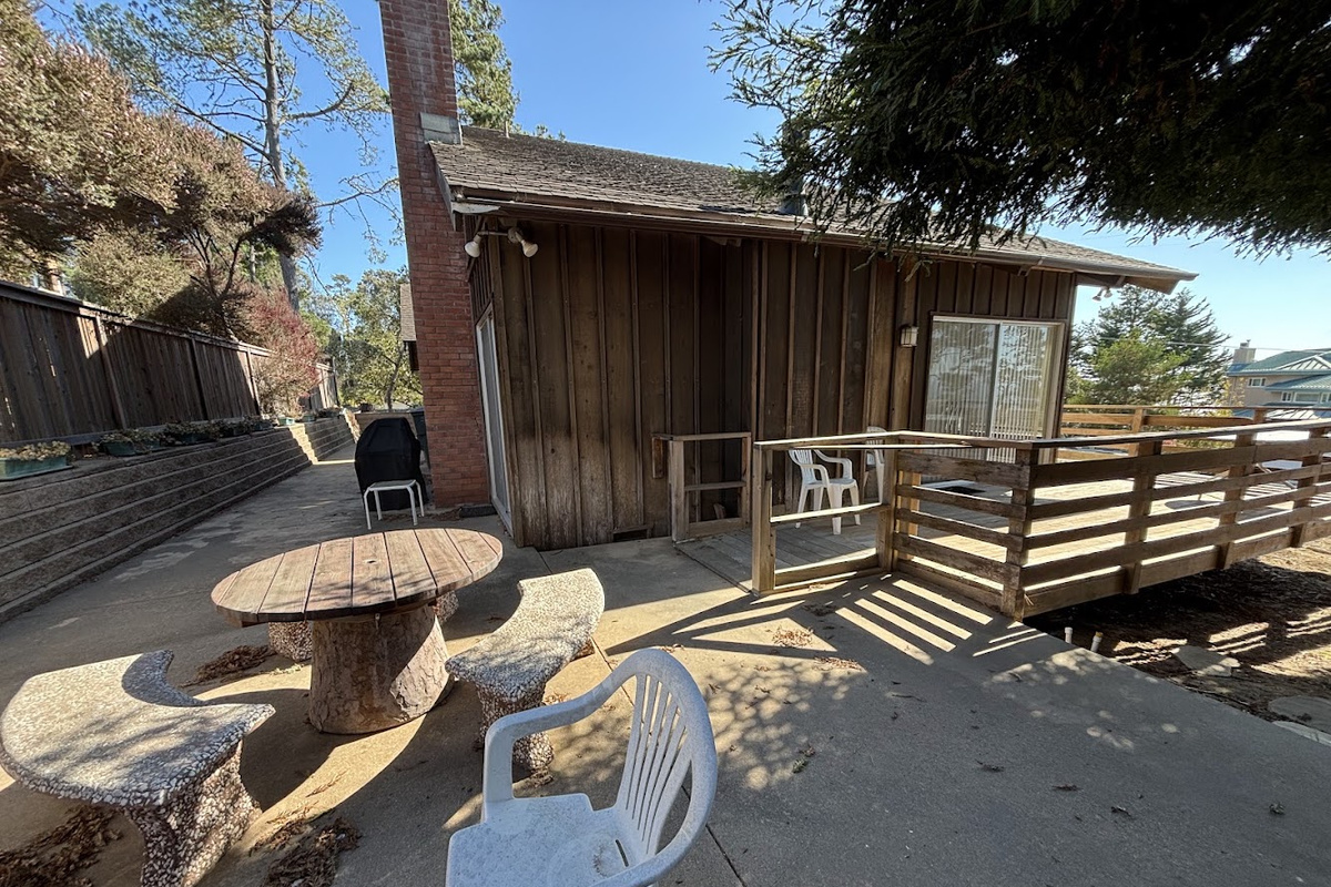 Side/back patio area