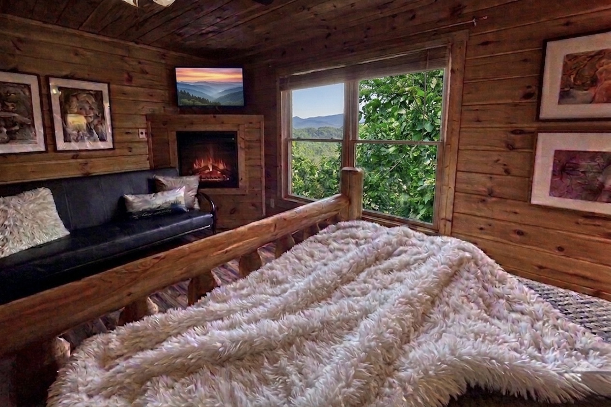 Fall in love with fall at The Heartbreaker Cabin! Cozy up by the fire and watch the sun set over Mt. LeConte.