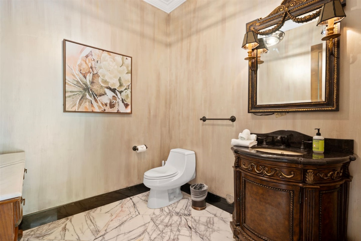 7BR+ Bonus Room Phoenician Mansion w/ Hot Tub&Pool-Heat Avail! — 7BR+Bonus Room Phoenician Estate • Heated Pool + Hot Tub, Phoenix, Arizona — photo 34