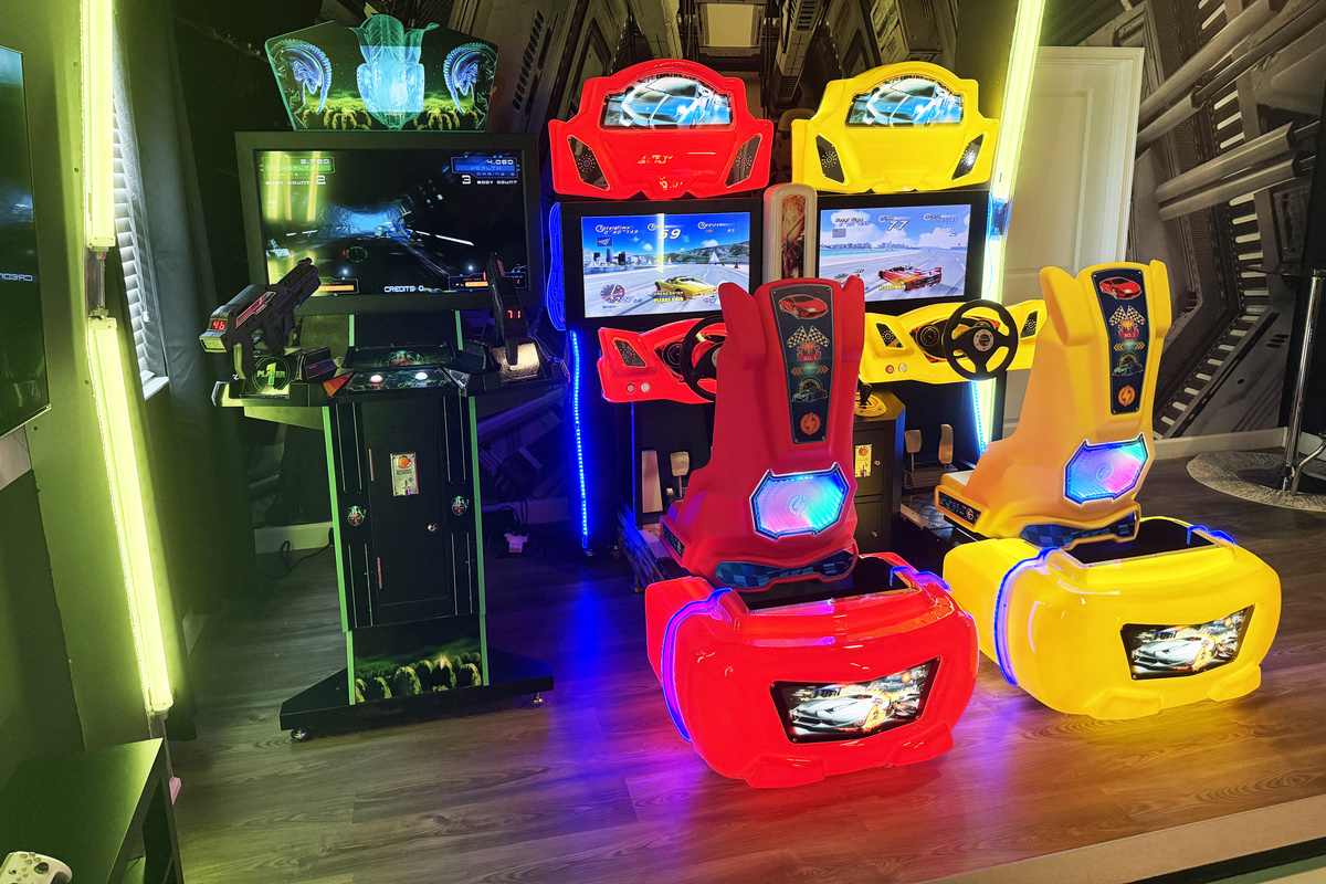 Arcade Game Room (NEW!) - Play Alien Exterminator And Outrun Race Cars (FREE!)