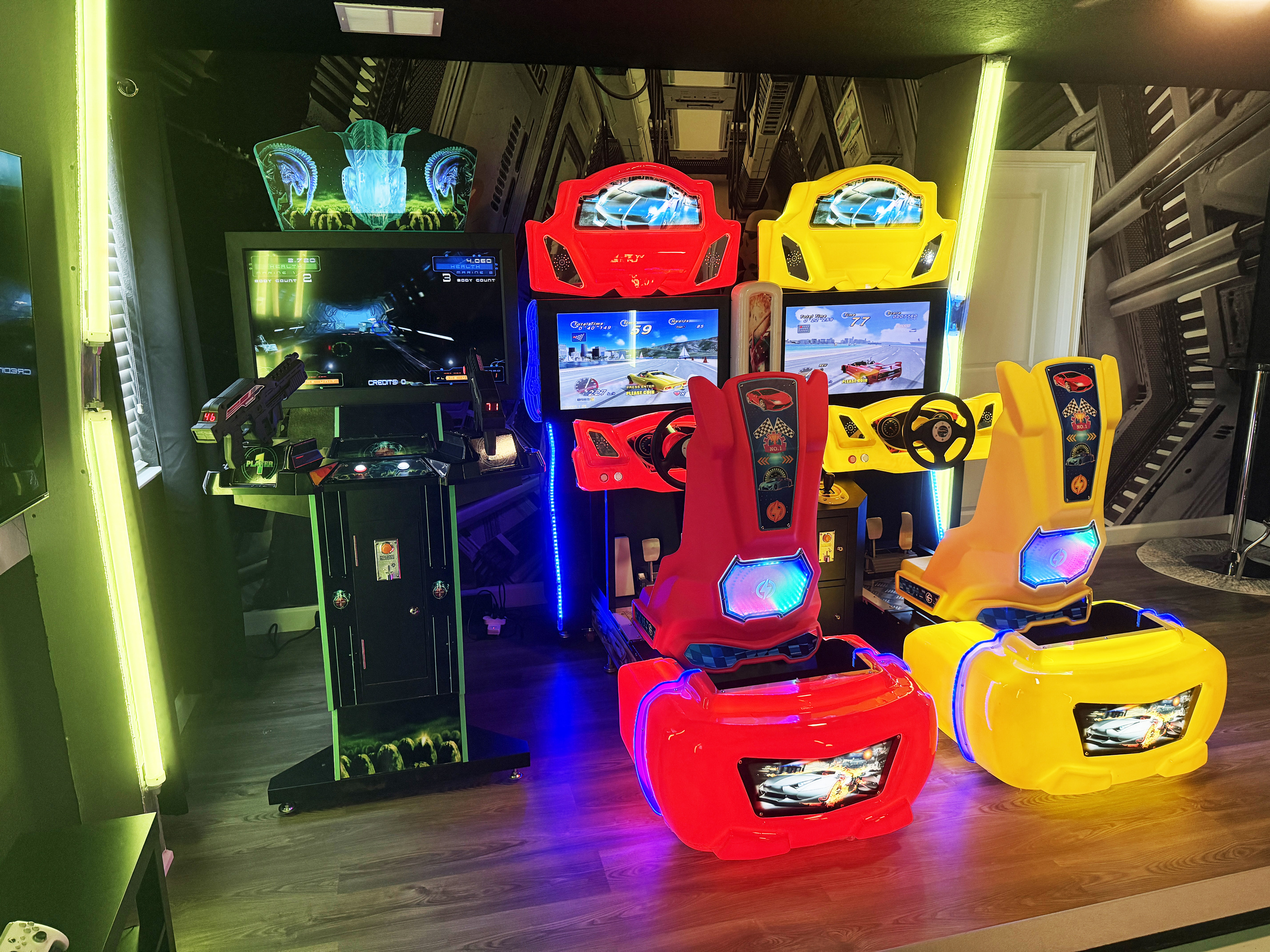 Arcade Game Room (NEW!) - Play Alien Exterminator And Outrun Race Cars (FREE!)