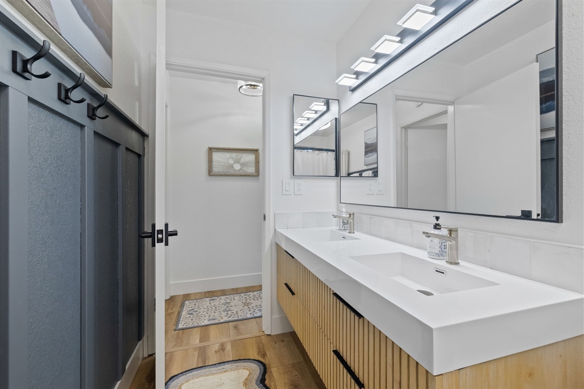 Dual sinks and tub/shower combo in the secondary master en-suite bathroom.