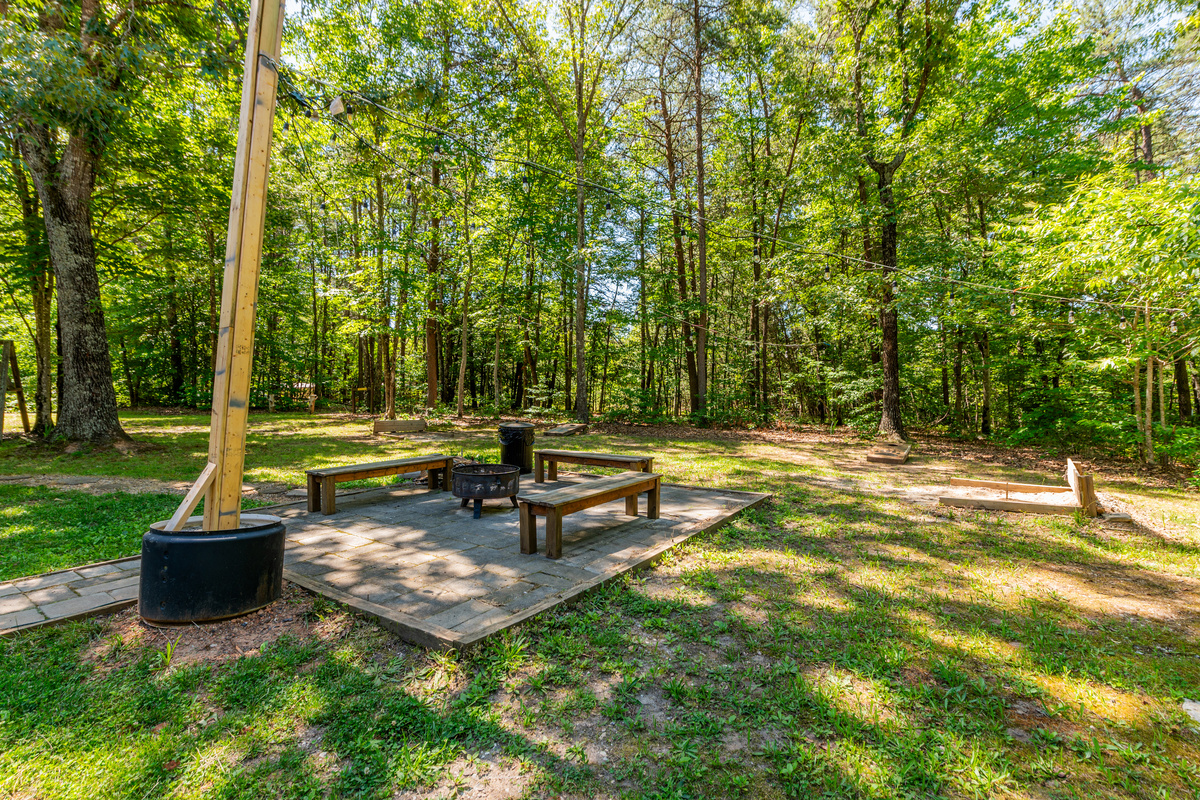 Outdoor Lounge: Unwind by the fire pit amidst nature's lush embrace—perfect for evening gatherings!