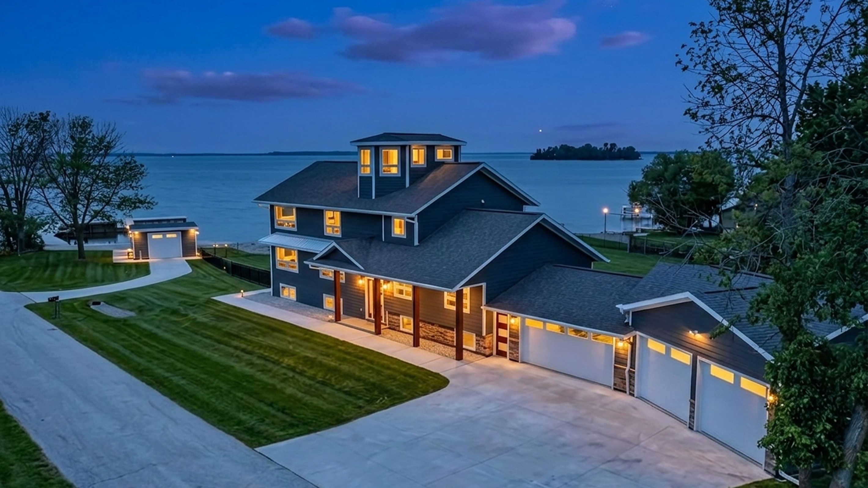 Luxury Bayfront Retreat • Kayaks + Lambeau Nearby - Green Bay, WI