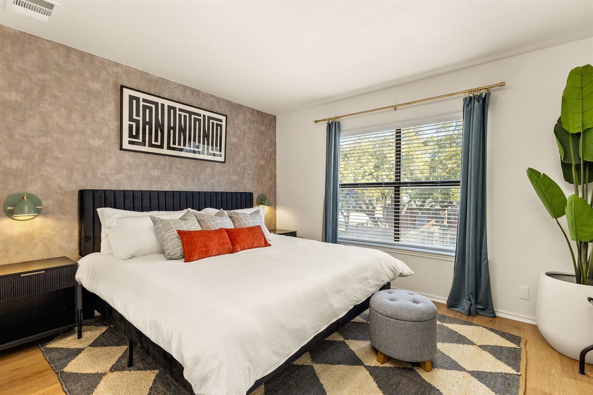 ️ Relax in this spacious king suite featuring cozy textures, bold décor, and natural light. Ideal for couples, solo travelers, or professionals needing restful sleep after a day of events, meetings, or San Antonio sightseeing.