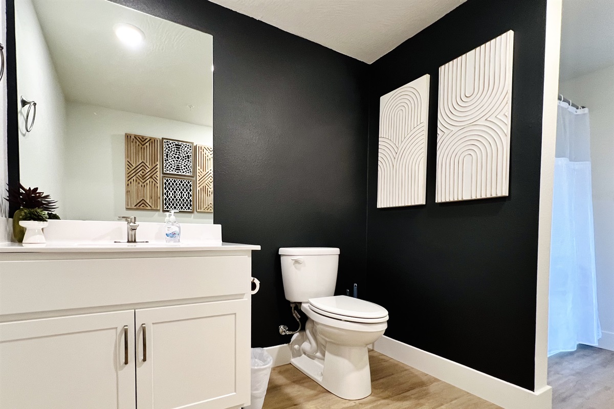 Right King bedroom's ensuite bathroom.