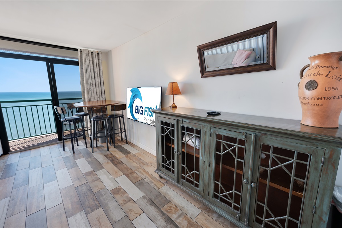 Living Room with Stunning Views🌊☀️