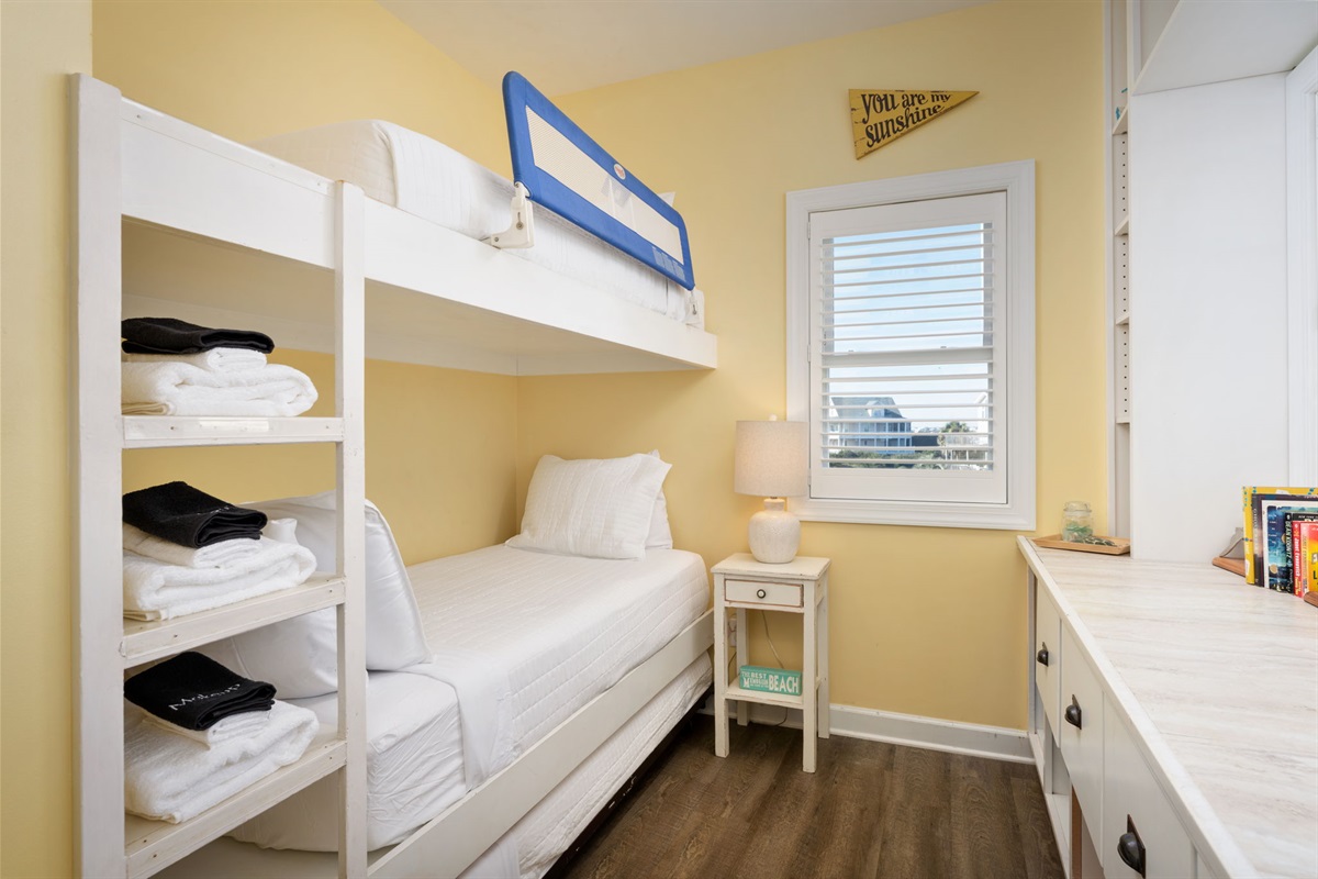 Bedroom 5 - Three Twin Beds