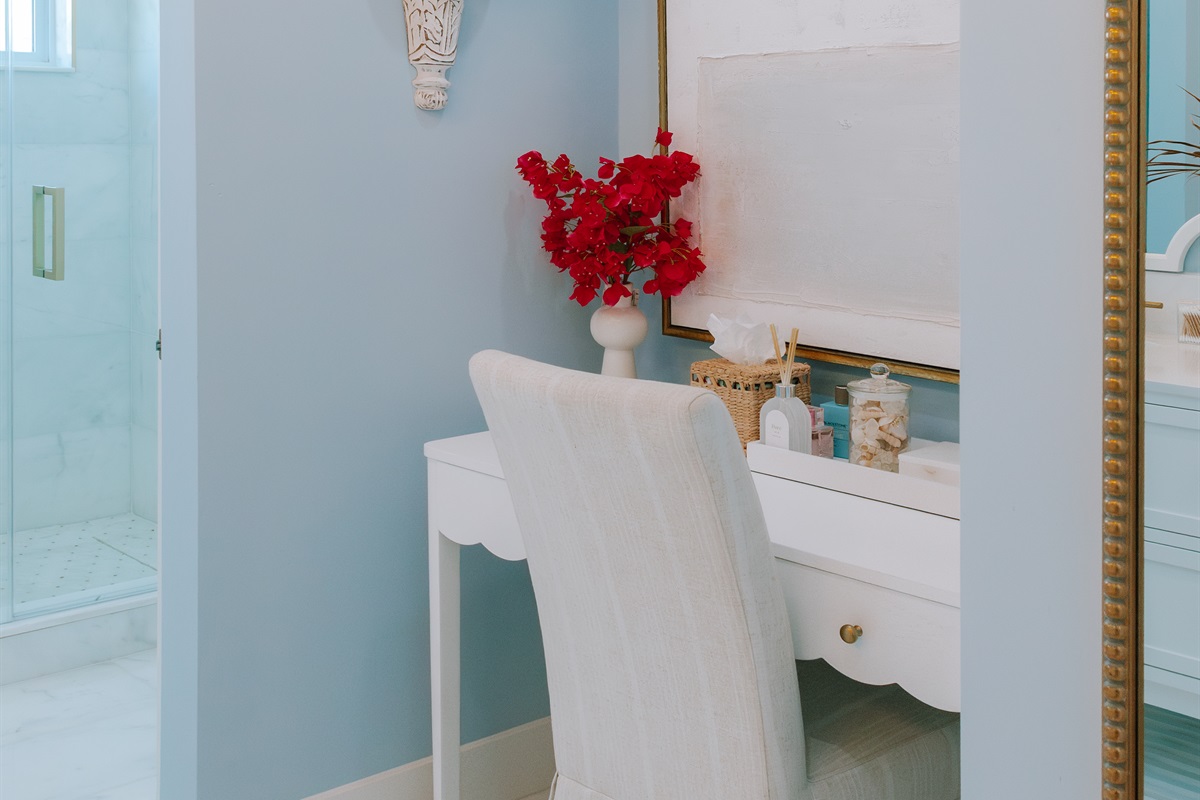 The ensuite bathroom to the main bedroom is the perfect place to get ready in private, with an astonishing rainfall shower, powder area and exquisite finishings.