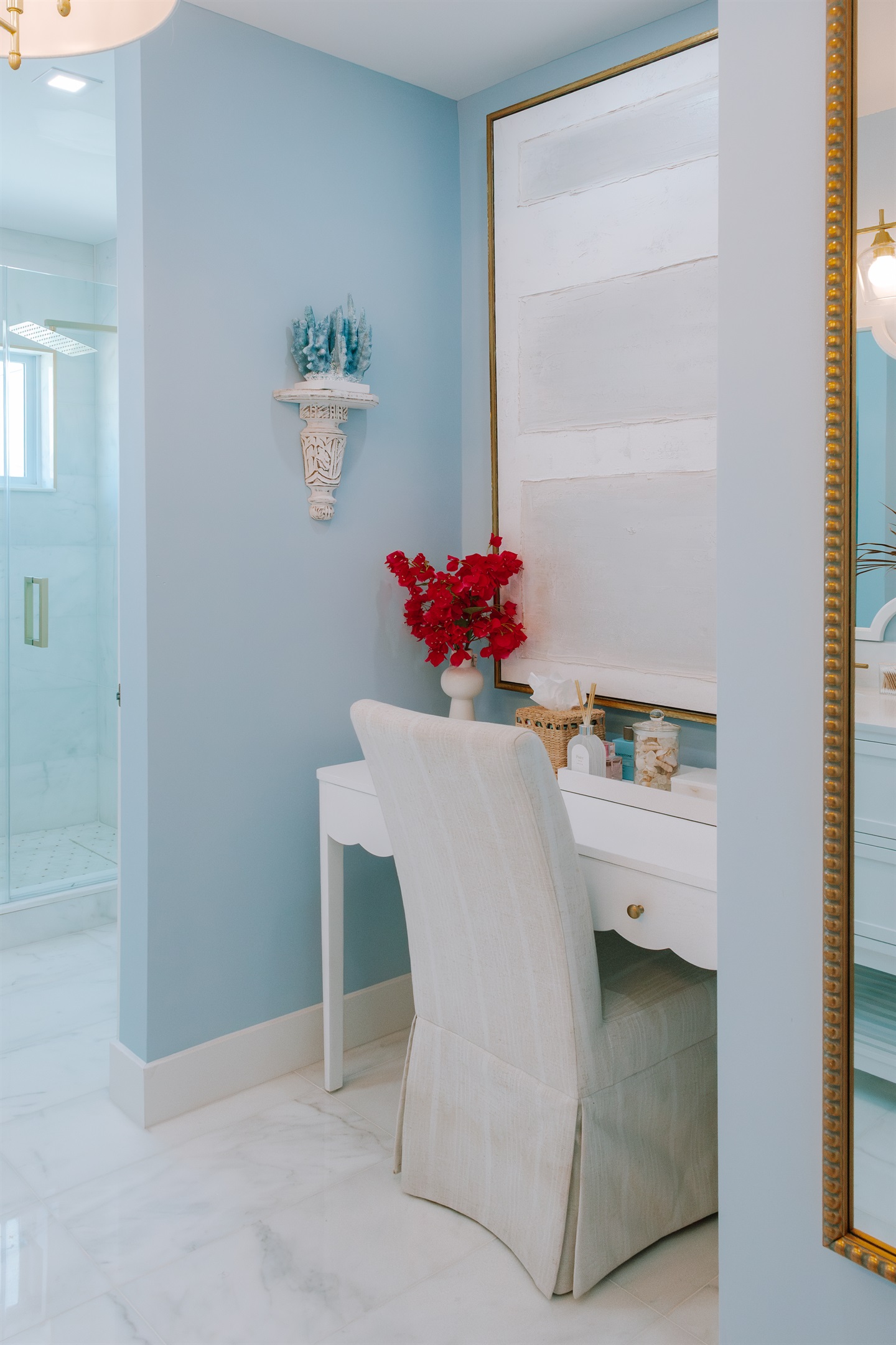 The ensuite bathroom to the main bedroom is the perfect place to get ready in private, with an astonishing rainfall shower, powder area and exquisite finishings.