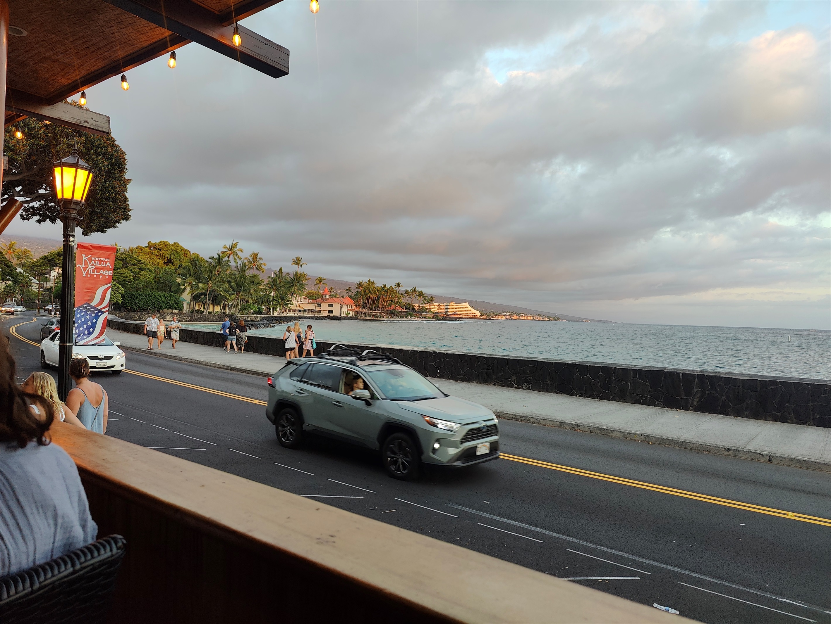 Drive 10-13 mins to bustling Kailua Kona downtown, with restaurants, bars, shaved ice.