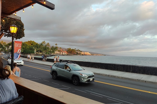 Drive 10-13 mins to bustling Kailua Kona downtown, with restaurants, bars, shaved ice.