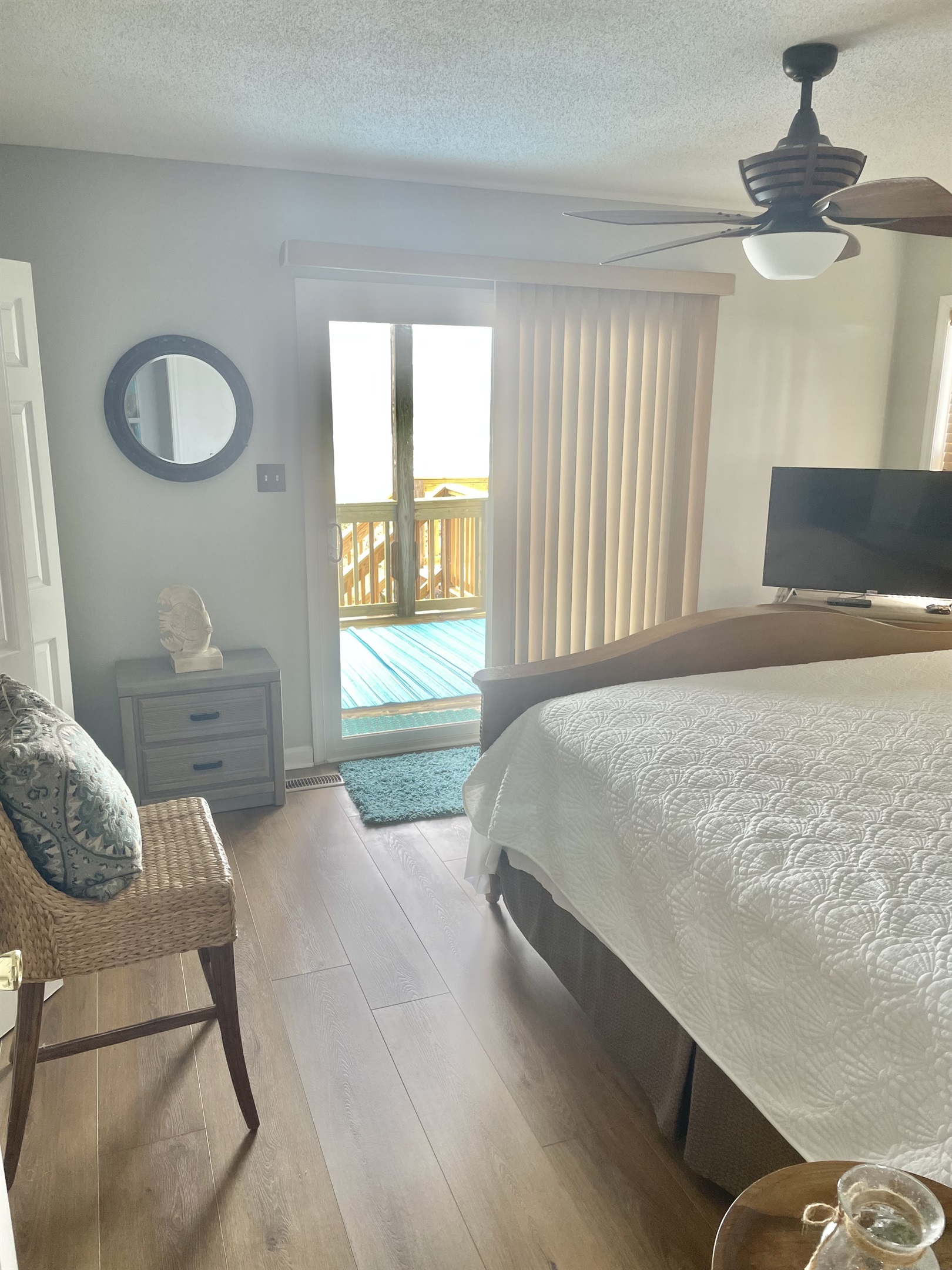 Oceanfront MBR with en-suite bathroom 