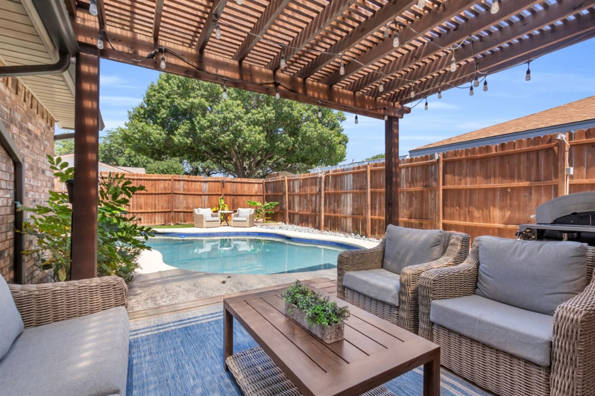 Covered patio with space for 6, complete with a drinks and tapas table made for laid back gatherings!