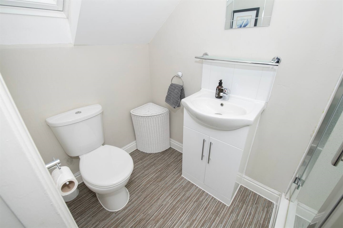 Ensuite bathroom to double bedroom 
