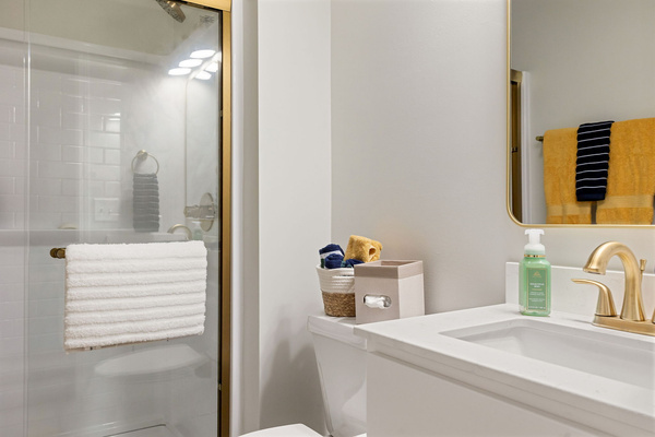 Modern Luxury Condo | Walk to Notre Dame | 2BR/2BA | Parking, photo 20