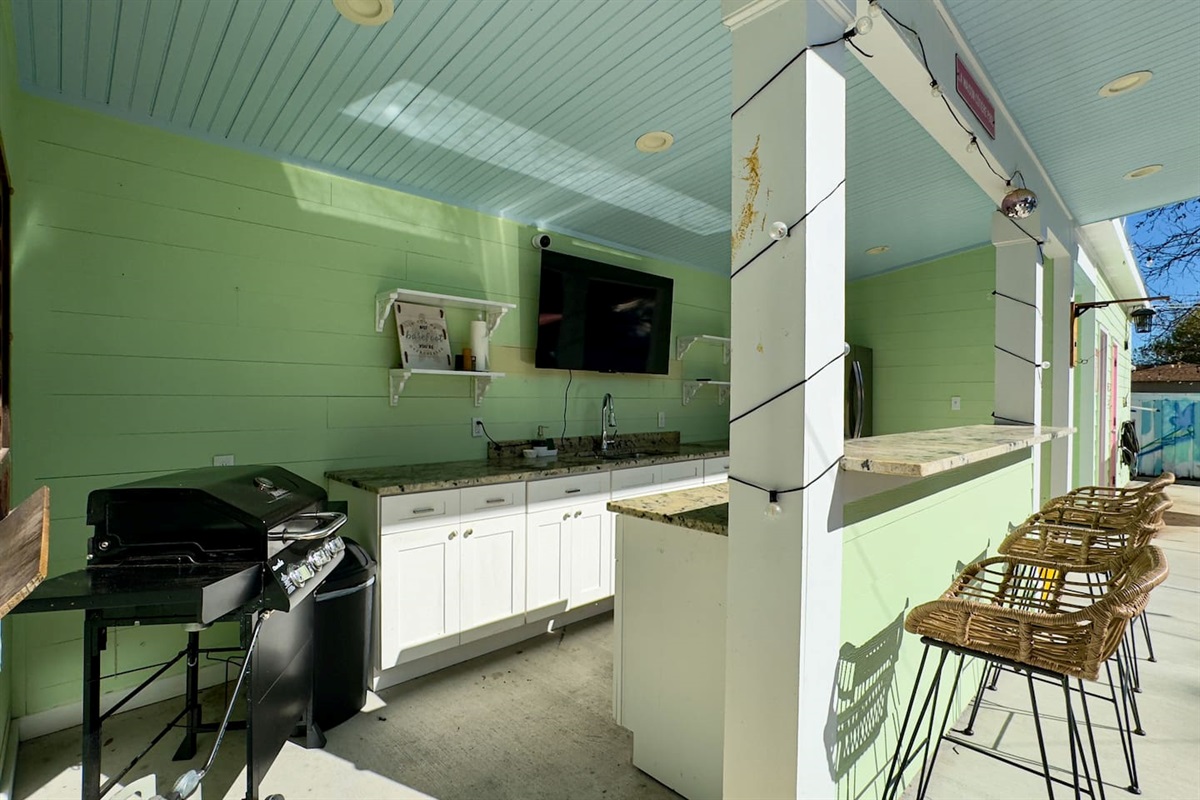 Your own tropical retreat—grill, sip, and relax under the lights.