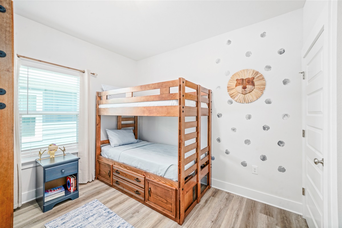Bedroom 4: Relaxing bunk bed space with, closet and decorative artwork and a warm atmosphere