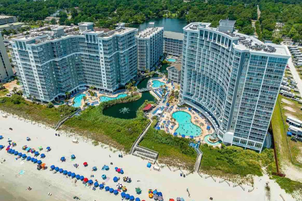 Guests have Full access to the resort. 1 large resort connected with a walking bridge in the middle.  All pools and amenities you have access to. South tower is to the left and North Tower is to the right. 