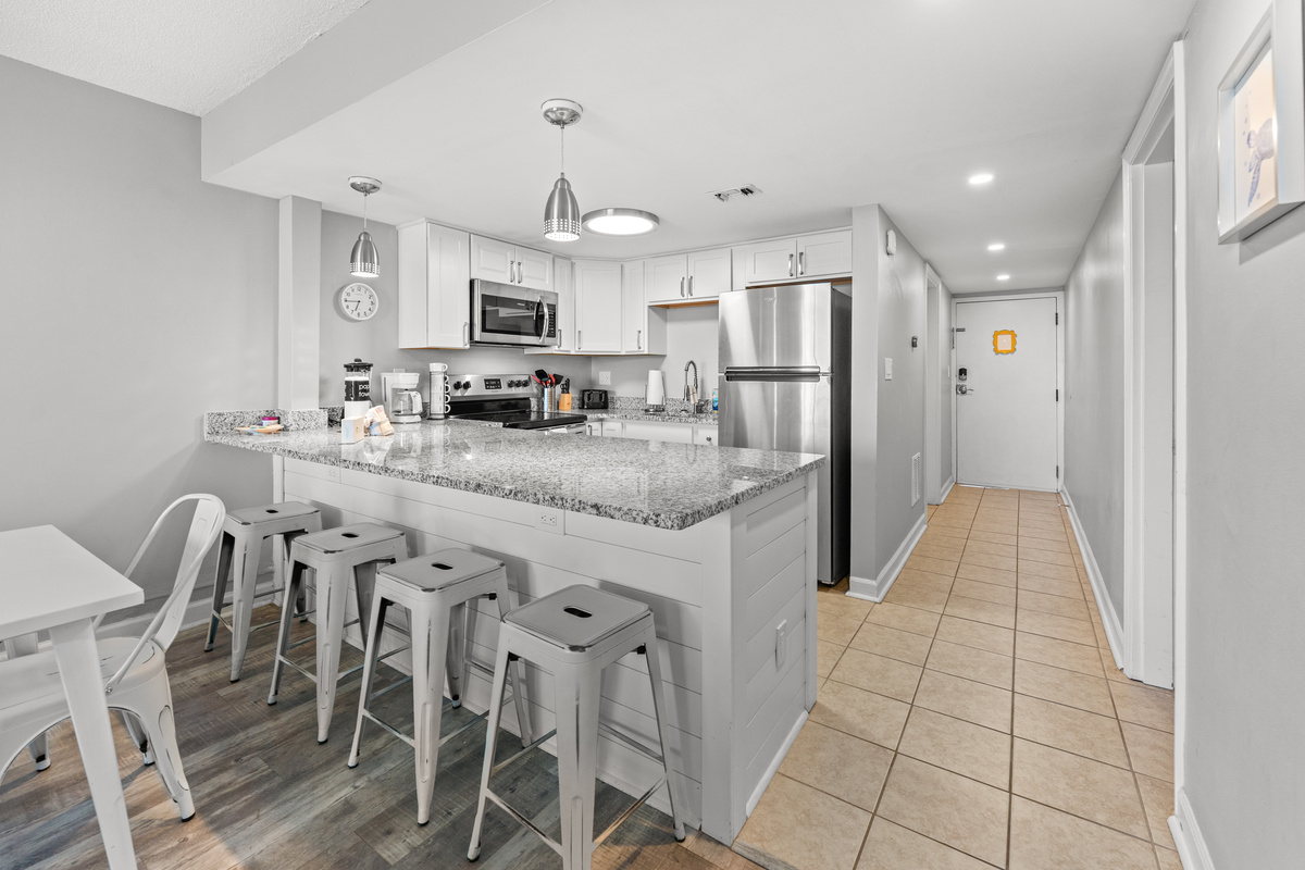Breakfast bar with seating for 4