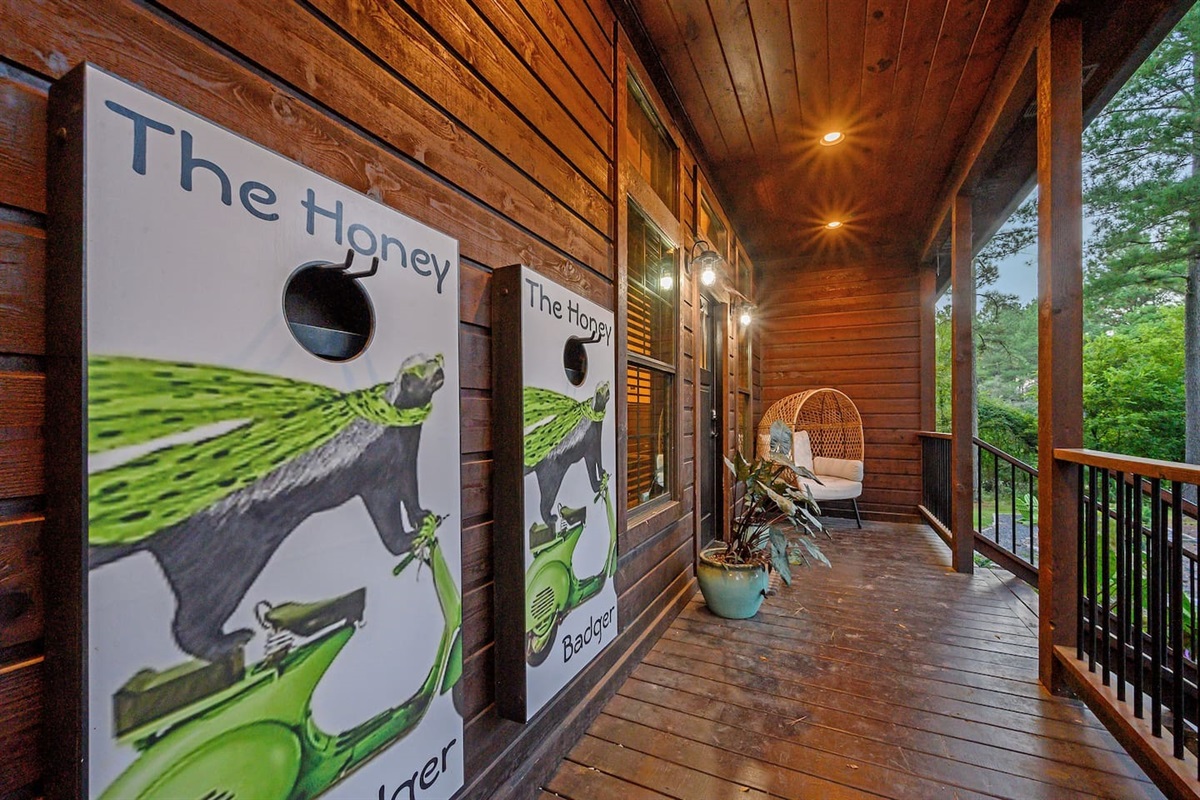 Pull up effortlessly to the cabin’s private driveway and step into comfort and relaxation.