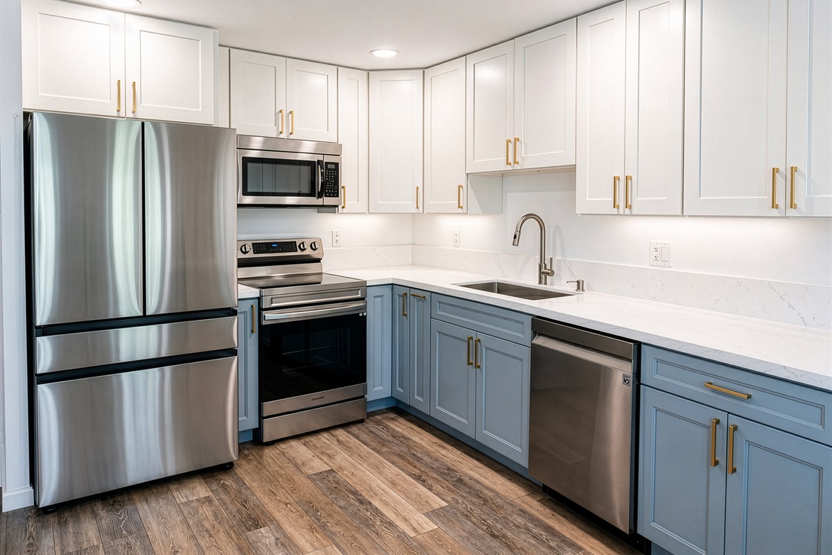Full Kitchen, oven/range, fridge, microwave, dishwasher | Interior decor and finishes may vary from final remodel