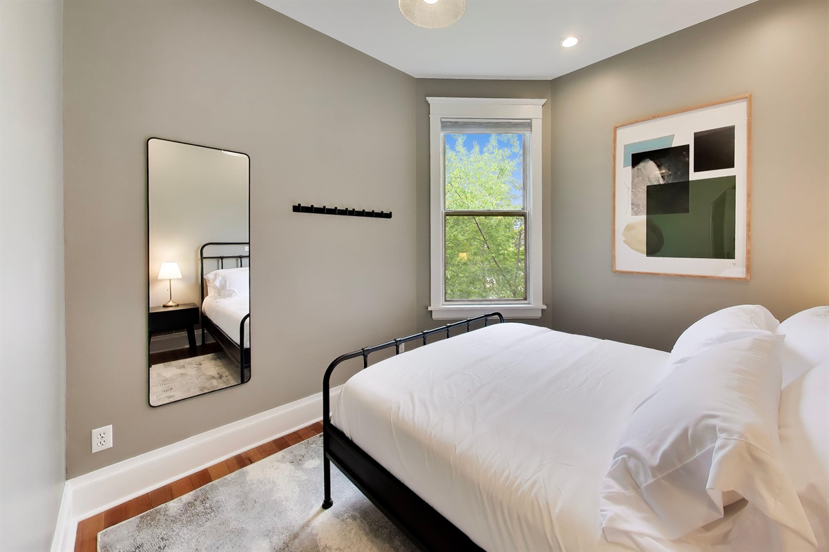 Upper Unit - Bedroom 1 - Queen Casper Mattress