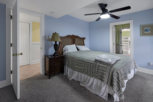 Hemingway-Bedroom 13 - Shares bathroom with Bedroom 12