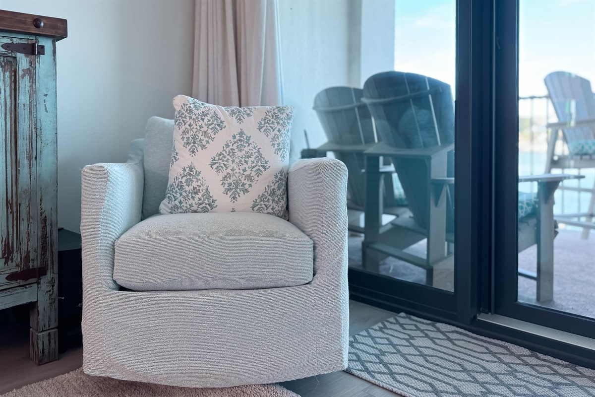 Seamlessly blending indoor comfort with outdoor beauty. This cozy nook provides direct access to the balcony and Ole River scenery.