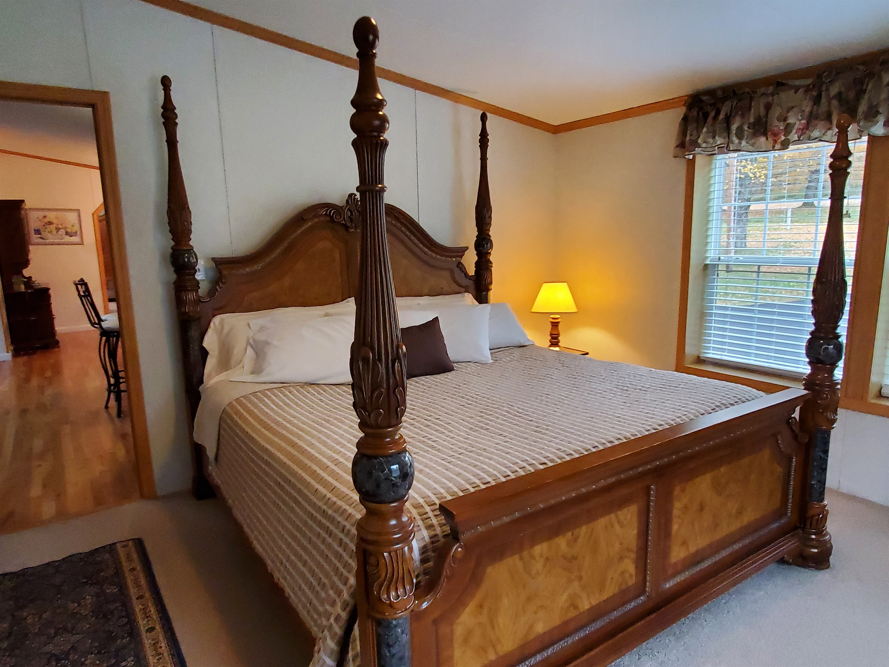 Primary bedroom w/ king & bath ensuite