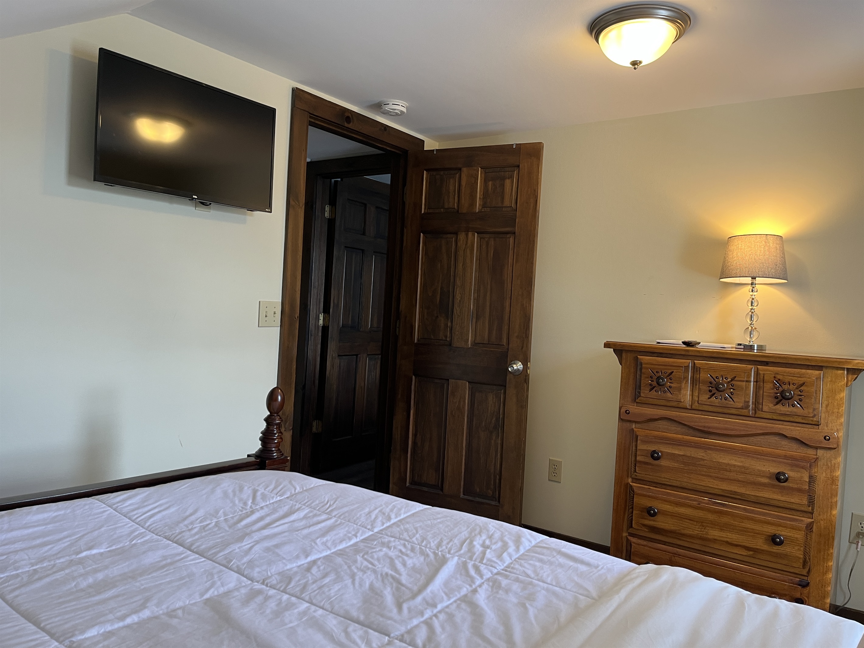 Roundtripper 2nd floor Queen bedroom #2 with smart TV